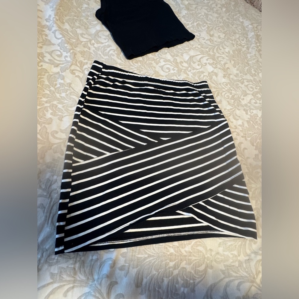 SHEIN Black and White Asymmetrical Skirt Large - Picture 2 of 4